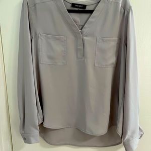NWT a stunning light grey blouse by Nine West. size PL